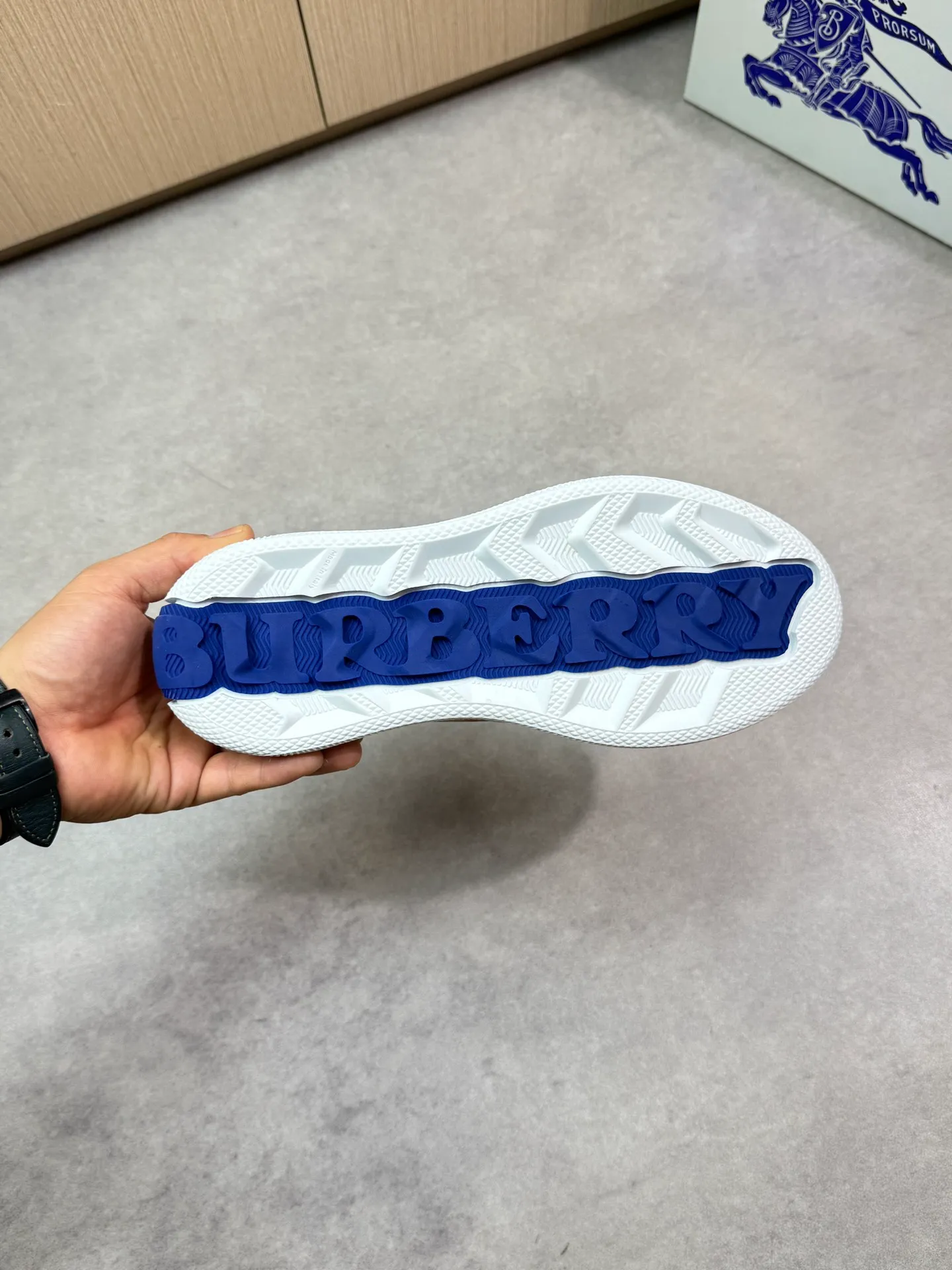 P400 [BURBERRY] Burberry casual sports sneakers - Upper: imported 🔝 Napa calfskin, brand totem cloth, tongue brand cloth label - Lining: brand canvas, foot pad; water-dyed cowhide - Outsole: ultra-light TPR rubber; two-color molded outsole - Super high quality control, fine workmanship: highlighted (high-end, luxury, grade) -Size : 38-44 (Male 45, can be customized)·BBR0372